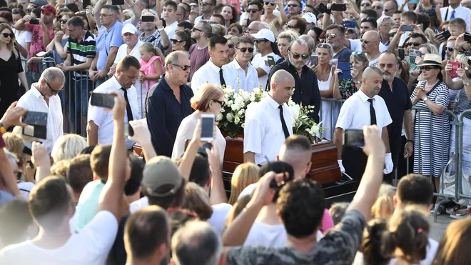 Ljudje so peli Dragojevićeve uspešnice, kot so Vjeruj u ljubav, Sve bih dao da si tu, Ča je život vengo fantažija in druge. FOTO: Ante Čizmić/CROPIX