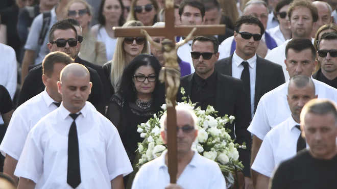 Družina pokojnega pevca na čelu z njegovo vdovo Vesno, s katero sta bila poročena 44 let. FOTO: Ante Čizmić/Cropix