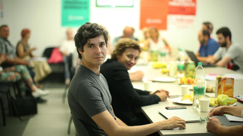Fotografija: Svet Levice je sprejel odločitev, da bi s Šarčevo vlado sodelovali zgolj projektno. FOTO: Jure Eržen/Delo