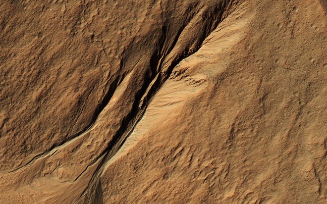 Da je po Marsu nekoč tekla voda, nakazujejo tudi številne površinske reliefne oblike, ki zelo spominjajo na zemeljske rečne doline. Foto Nasa