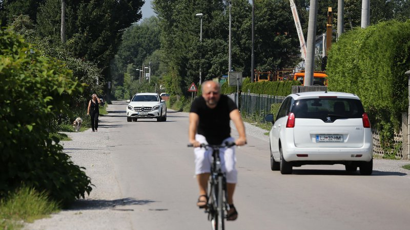 Fotografija: Cesta dveh cesarjev je vse bolj promeno obremenjena, ogroženi pa so tudi kolesarji in pešci. FOTO: Leon Vidic