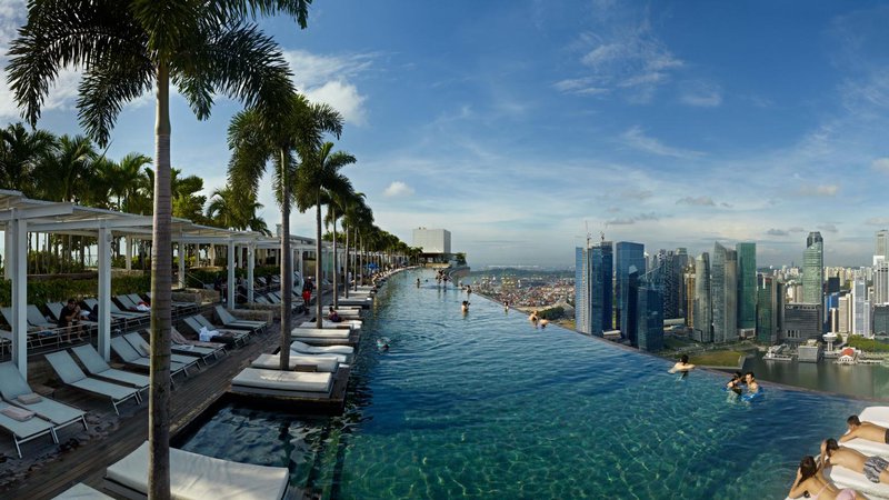 Fotografija: Kopanje v Marina Bay Sands v Singapurju se hotelskim gostom ponuja na višini 191 metrov pod oblaki.