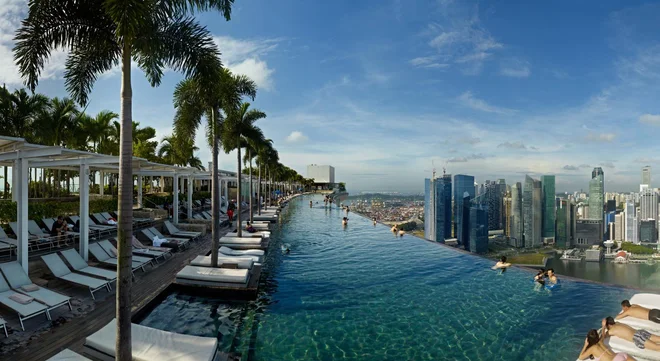 Kopanje v Marina Bay Sands v Singapurju se hotelskim gostom ponuja na višini 191 metrov pod oblaki.