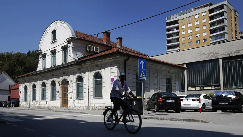 Fotografija: Stavba na Frankopanski 5, kjer je sedež Zveze potrošnikov Slovenije. FOTO: Matej Družnik
