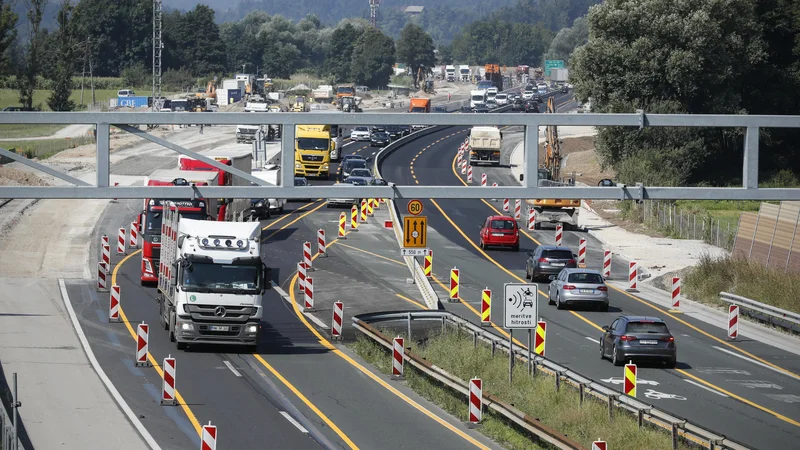 Fotografija: Rušenje cestninske postaje Log FOTO: Uroš Hočevar