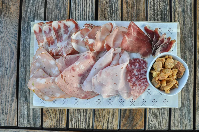 Narezek – domače mesnine iz chefove kuhinje<br />
FOTO Uroš Mencinger