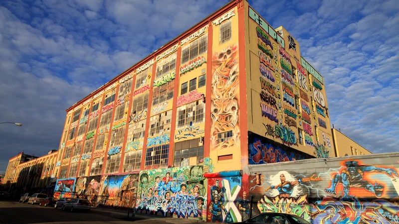 Fotografija: Objekt 5 Pointz, znamenito grafitarsko točko na Long Islandu v New Yorku, so zrušili, a brez odškodnine ni šlo. FOTO: Wikipedija