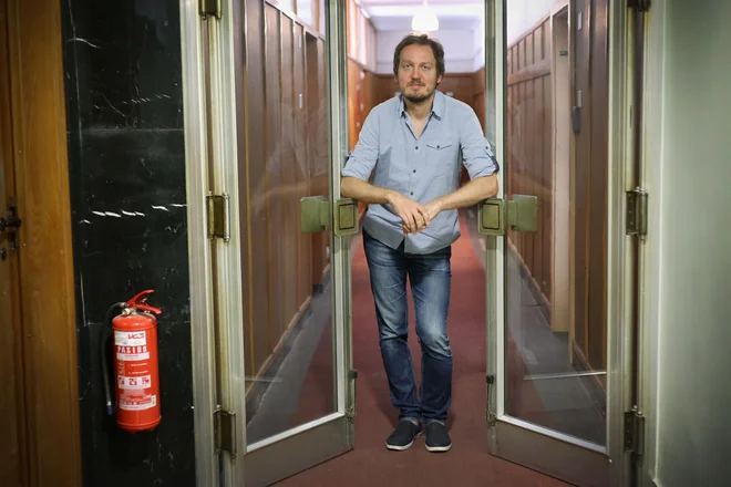 Goran Lukić: Donald Trump se nam zdi klovn, toda z vsako potezo radikalno normalizira radikalnost. Enako velja za mnoge politike v naši soseščini. FOTO: Leon Vidic