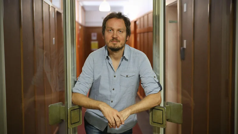 Fotografija: Goran Lukić: V gradbeništvu, denimo, ni problem samo nizko plačilo, temveč tudi sistematično presežen delovni čas, ki se samo podaljšuje s plastmi podizvajalske verige. FOTO: Leon Vidic
