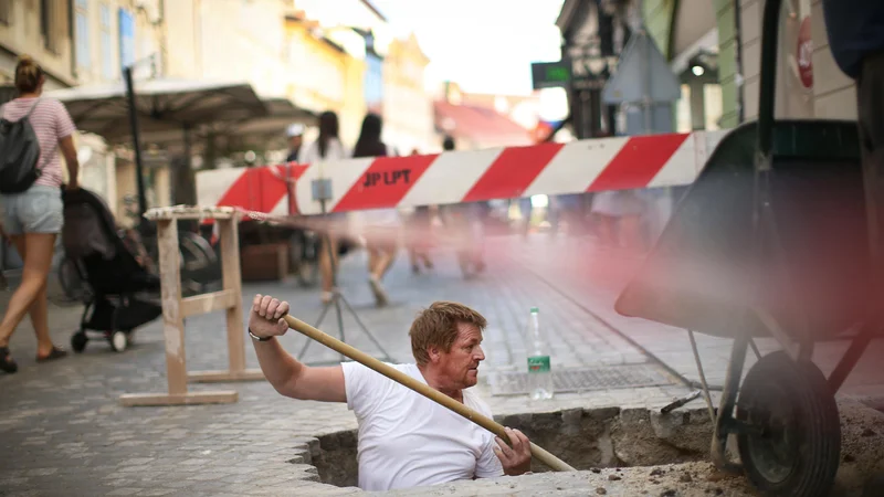 Fotografija: Največ bolniških odsotnosti je v rudarstvu, javni upravi in zdravstvu. FOTO: Jure Eržen