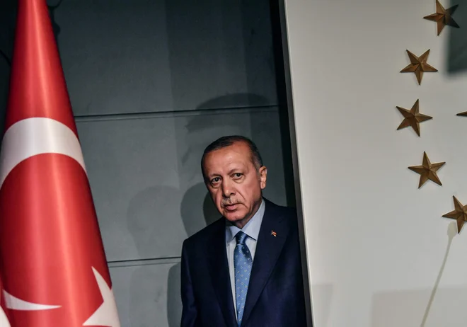 Erdogan se je udeležil pogreba v Sivasu v pokrajini Antatoliji, kjer je izkazal sožalje družini ubitih. FOTO: AFP