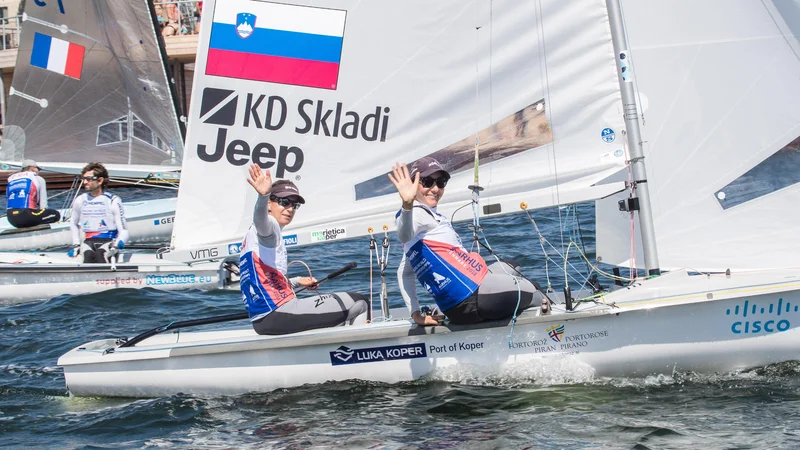 Fotografija: Veronika Macarol in Tina Mrak sta pripravljeni za napad na olimpijsko vozovnico, s SP bi se radi vrnili tudi s kolajno. FOTO: Uroš Kekuš Kleva