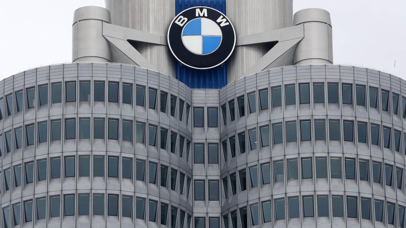 Fotografija: Bavarski BMW je v letošnjem drugem kvartalu zaslužil nekoliko manj kot lani, veliko so vlagali v razvoj. Foto Matthias Schrader Ap