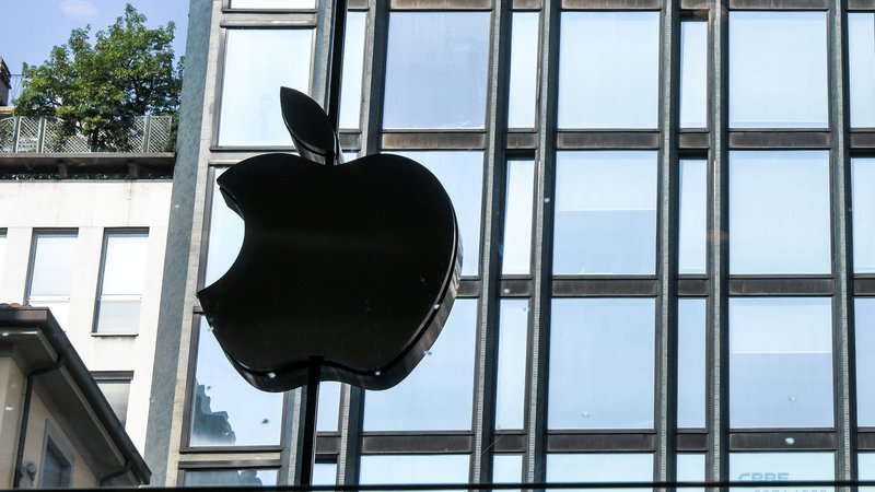 Fotografija: Bo Apple tudi danes zdržal val unovčevanja dobičkov? Do magične meje ga loči še 2,75-odstotna rast delnic. Foto AFP