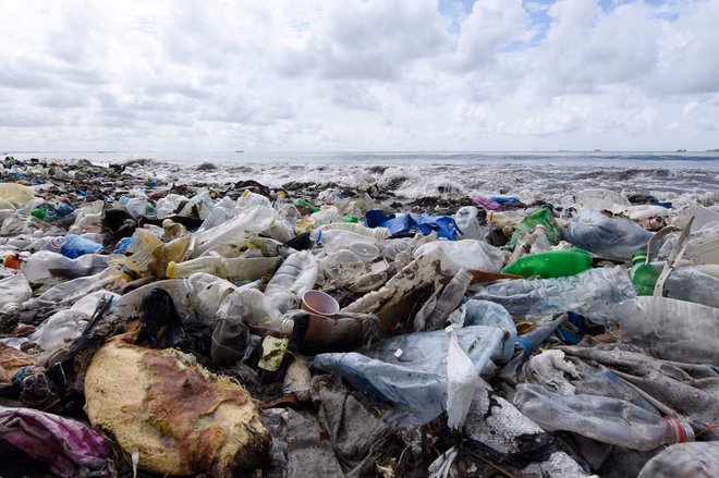 V oceane vsako leto odvržemo po osem milijonov ton plastike. FOTO: AFP