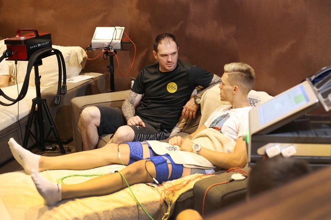 Stranke pridejo po poškodbah. Poleg trenerske priprave in diagnostike Bračič s svojo ekipo strankam ponuja še fizioterapijo in kinezioterapijo. FOTO: Leon Vidic/Delo