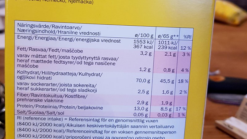 Fotografija: Navodila za pripravo so le v slovenskem jeziku, tabela z energetskimi vrednostmi živili pa v več jezikih. FOTO: Simona Drevenšek