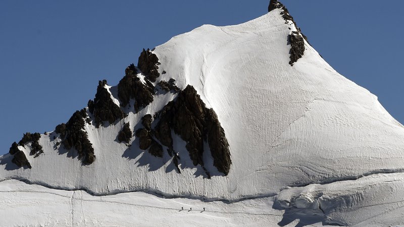 Fotografija: (Lani je na poteh na Mont Blanc, 4810 metrov visoko streho Evrope, umrlo 14 ljudi, dva sta bila pogrešana. Poleti 2016 jih je umrlo devet. FOTO: AFP