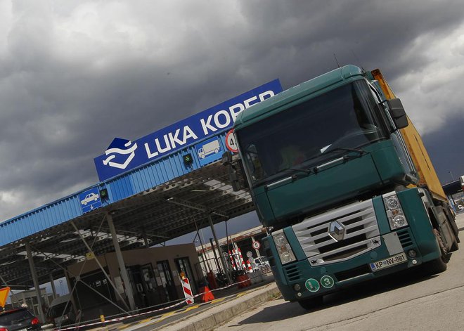 Luka Koper bo čez pol leta imela nov vhod, pospešila pretočnost in razbremenila tovorni promet na robu mestnega jedra. FOTO: Tomi Lombar