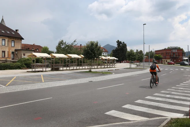 Zemljišče ob Medvoški cesti, kjer bodo uredili tržnico in park. FOTO: Leon Vidic