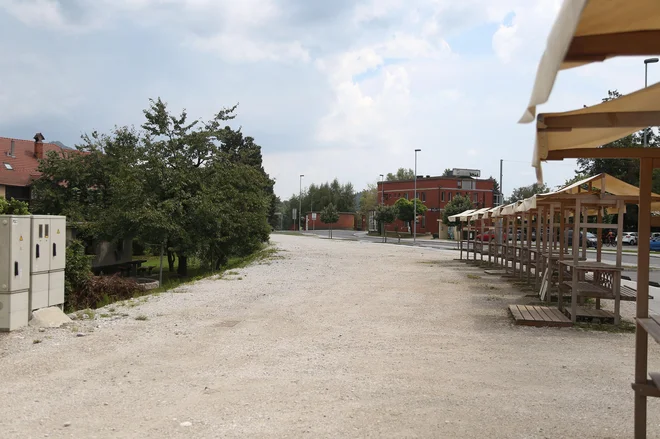 Zemljišče ob Medvoški cesti, kjer bodo uredili tržnico in park. FOTO: Leon Vidic