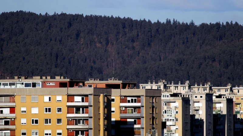 Fotografija: Od leta 2015 so se najbolj povišale cene nepremičnin v Ljubljani. Tudi zato se povečuje zanimanje za nakup nepremičnin v okolici prestolnice, prav tako pa tudi nakup zemljišč. FOTO: Roman Šipić/Delo