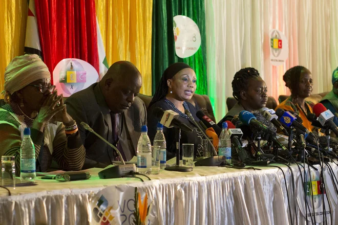 Zimbabvejska volilna komisija je rezultate predsedniških volitev razglasila v noči na petek. FOTO: Jerome Delay/AFP