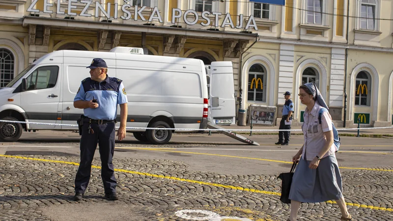 Fotografija: Policija je na železniški postaji razstrelila sumljiv kovček. FOTO: Voranc Vogel