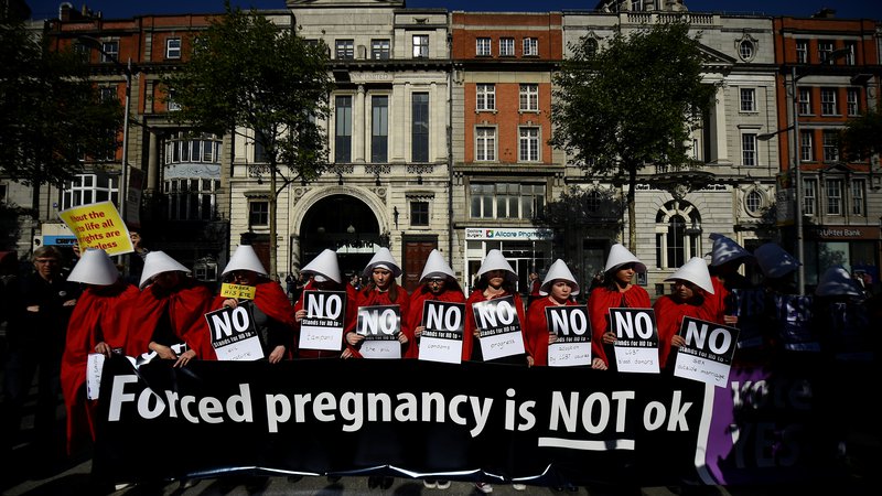 Fotografija: Aktivistke v kostumih dekel pred glasovanjem o liberalizaciji splava na Irskem FOTO: Clodagh Kilcoyne/Reuters 