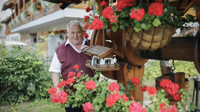 Fotografija: »Jaz sem peta generacija gos­podarjev na tej domačiji. Tu sem se rodil in ostal,« pripoveduje gospodar Marjan Vidic, Ledrarjev z Mlinega.

FOTO Uroš Hočevar