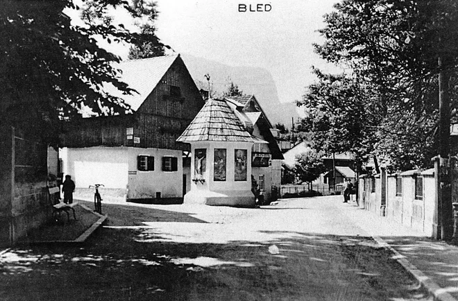 Mlinani hranijo stare fotografije svoje vasi. Ob njenem vznožju  nad obalo jezera je stala kapela. Tam je zdaj odcep z glavne ceste proti Bohinju v vas Mlino.<br />
<br />
<em>FOTO </em>PDG Mlino