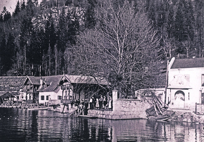 Vas Mlino se je včasih dotikala jezera, kažejo stare razglednice. Zdaj tam teče glavna cesta skozi Bled.<br />
<br />
<em>FOTO</em> PGD Mlino