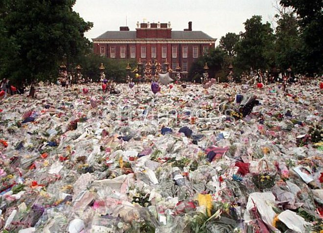 Pogreb princese Diane šteje za enega najbolj gledanih televizijskih prenosov. Na fotografiji gomile cvetja pred Kensingtonsko palačo.<br />
Foto Wikipedija