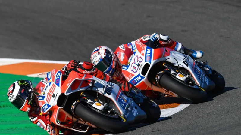 Fotografija: Jorge Lorenzo (99) in Andrea Dovizioso (04) sta uradno moštvena sotekmovalca, v resnici pa sprta tekmeca. Foto Motogp.com