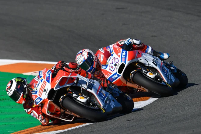 Jorge Lorenzo (99) in Andrea Dovizioso (04) sta uradno moštvena sotekmovalca, v resnici pa sprta tekmeca. Foto Motogp.com
