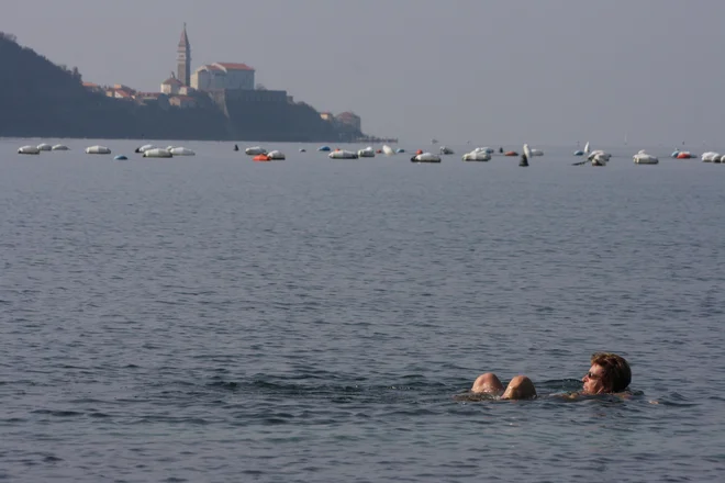Nekatera podjetja omogočijo upokojenim sodelavcem letovanja v svojih počitniških kapacitetah. Foto Boris Šuligoj