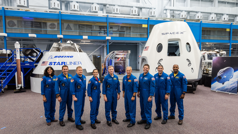 Fotografija: Od leve: Sunita Williams, Josh Cassada, Eric Boe, Nicole Mann, Chris Ferguson, Doug Hurley, Bob Behnken, Mike Hopkins in Victor Glover. FOTO: Nasa