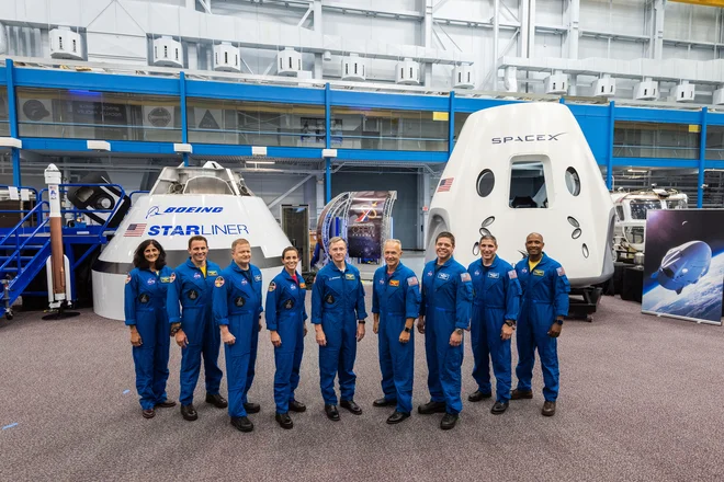 Od leve: Sunita Williams, Josh Cassada, Eric Boe, Nicole Mann, Chris Ferguson, Doug Hurley, Bob Behnken, Mike Hopkins in Victor Glover. FOTO: Nasa