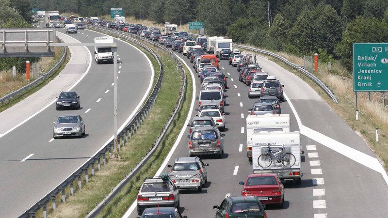 Fotografija: Povečan promet je pričakovati v obeh smereh avtocest, prav tako lahko vozniki pričakujejo daljše čakalne dobe na mejnih prehodih s Hrvaško. FOTO: Jože Suhadolnik