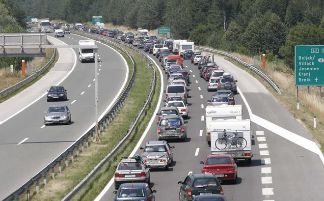 Povečan promet je pričakovati v obeh smereh avtocest, prav tako lahko vozniki pričakujejo daljše čakalne dobe na mejnih prehodih s Hrvaško. FOTO: Jože Suhadolnik