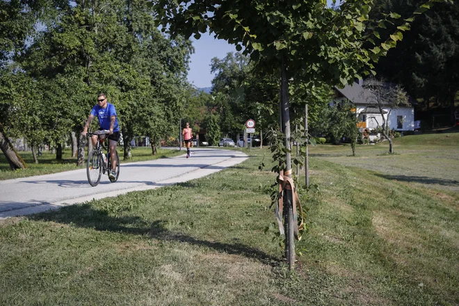 Cesta skozi vas pelje naprej proti Ribnemu in Bodeščam, proti Savi in čez njo do Lancovega, Radovljice, Kamne Gorice ...<br />
<br />
<em>FOTO</em> Uroš Hočevar