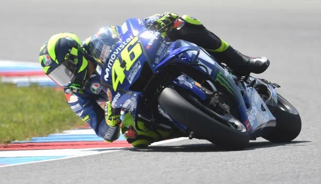 Valentino Rossi je za pet tisočink odbil napad Marca Marqueza. FOTO: Michal Cizek/AFP