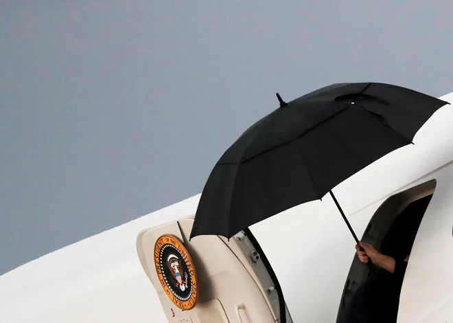 Mnogi, ki Trumpovo obnašanje označujejo kot &raquo;noro&laquo;, skorajda v isti sapi in s polnim analitičnim arzenalom sledijo vsem njegovim čivkarijam.&nbsp;FOTO: Carlos Barria/Reuters