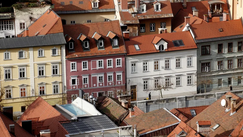 Fotografija: Hribarjevo nabrežje v Ljubljani FOTO: Mavric Pivk/Delo