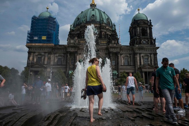 V Berlinu so včeraj namerili okrog 33 stopinj Celzija. FOTO: John Macdougall/Afp