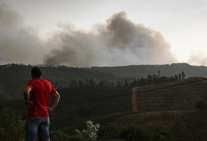 Požar na Portugalskem, evakuirati so morali številne turiste. FOTO: Carlos Costa/Afp