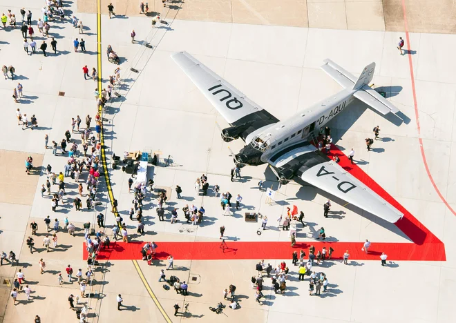 Gledalci so avgusta v Hamburgu navdušeno opazovali Junkers Ju 52. FOTO: Daniel Bockwoldt/Afp