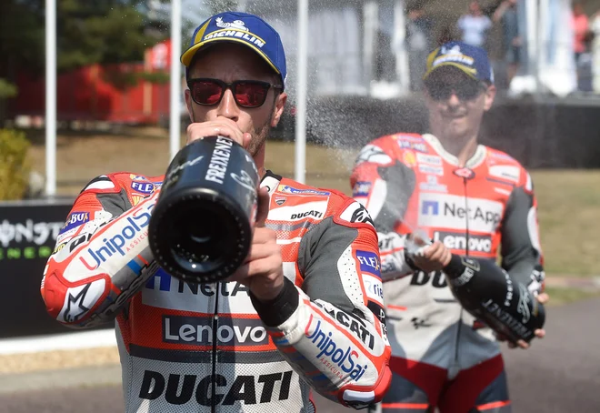 Simbolična prispodoba razmer pri Ducatiju, Jorge Lorenzo (desno) je »zahrbtno« napadel Andreo Doviziosa. Foto AFP