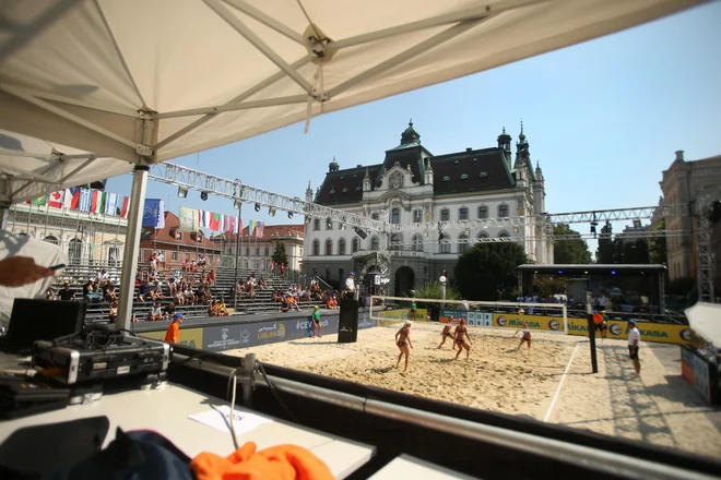 Nejc Zemljak in Jan Pokeršnik (v modrih majicah) sta v Ljubljani branila lansko zmago, toda v finalu sta ju z 2:0 odpravila Rusa Valerij Samodaj in Taras Miskiv. Foto Jure Eržen