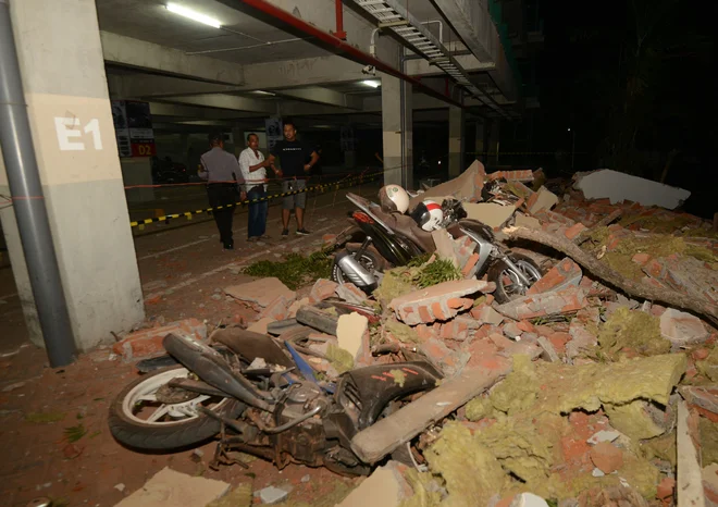 Za zdaj ni znano, ali so med žrtvami tudi tuji turisti. FOTO: Sonny Tumbelaka/AFP